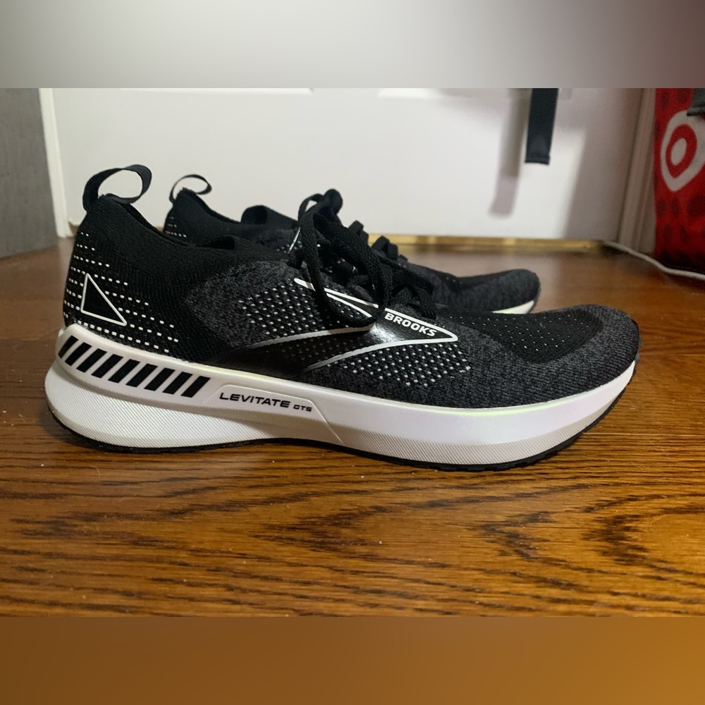 Womens 7.5 brooks new levitate running sneakers